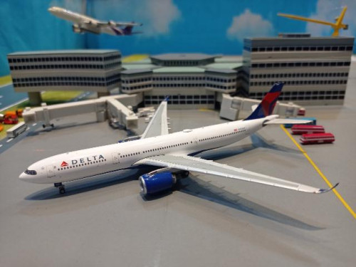 Phoenix [P4546] 1:400 Delta A330-900 N421DX [Width 16 Length 16 Height 4 cms]