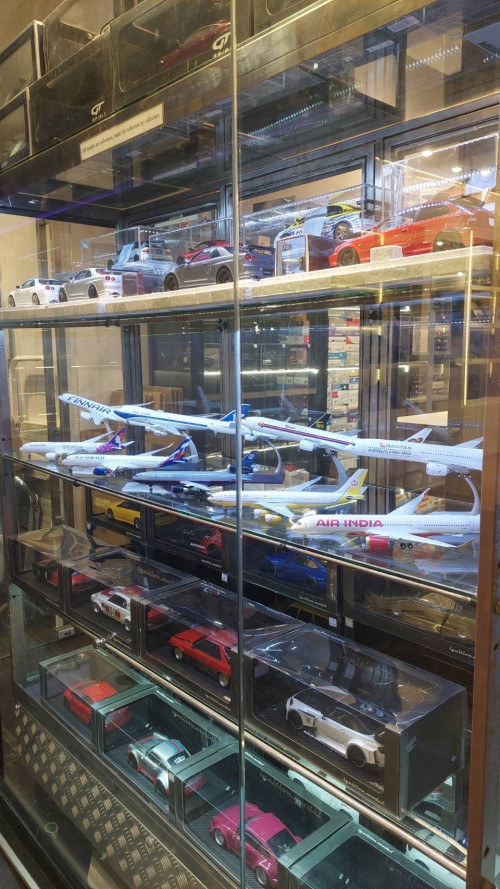 Toy Studio - 3/F Center Point Siam Square : Telephone 086-356-6868 1
