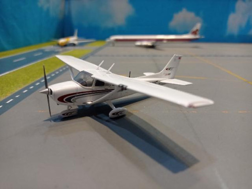 GGCES012 1:72 Cessna 172S Skyhawk SP N176ME [Width 15 Length 12 Height 3.5 cms]