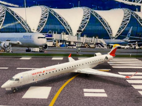 Gemini Jets G21228 1:200 Iberia CRJ1000 EC-MVZ [Width 13 Length 19.5 Height 3.5 cms]