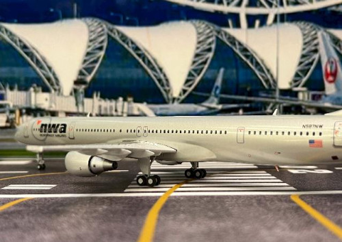 Gemini Jets 1:200 Northwest 757-300 N587NW G21422 [Width 19 Length 27 Height 6.5 cm] 8
