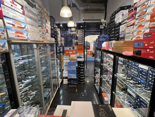 Toy Studio - 3/F Center Point Siam Square: Tel.086-3566868 3