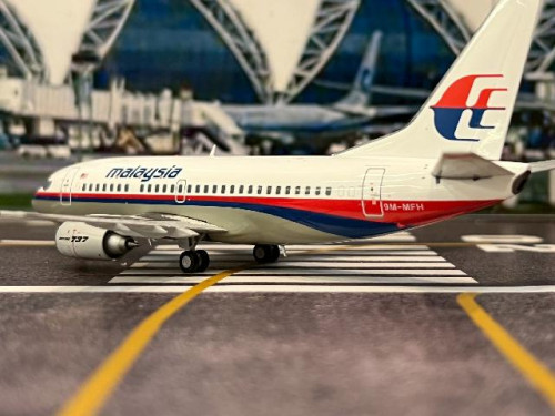 JC Wing 1:200 Malaysia Airlines B737-500 9M-MFH XX20254 [Width 14 Length 15.5 Height 4.5 cm] 8