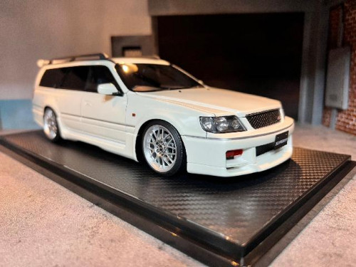 Ignition: IG2885 1:18 Nissan Stagea 260RS (WGNC34) Pearl White [Width 10 Length 24 Height 7 cms] 1