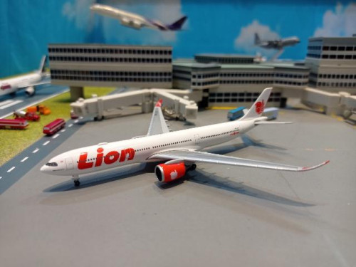 HW533676 1:500 Lion Air A330-900 neo PK-LEI [Width 12.5 Length 12.5 Height 3 cms]