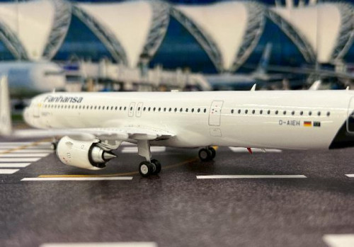 JFox 1:200 Lufthansa A321-211NX D-AIEH JFA321051L [Width 17.5 Length 22 Height 6 cm] 8