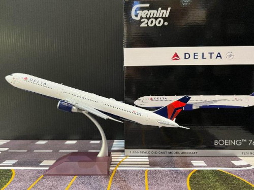 Gemini Jets 1:200 Delta B767-400ER N842MH “Vince Dooley” G21444F [Width 26 Length 31 Height 8 cm]