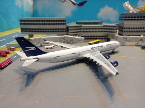 Phoenix 1:400 Aerolineas Argentinas A340-300 LV-BIT PH1895 [Width 15 Length 15.5 Height 4 cm] 3