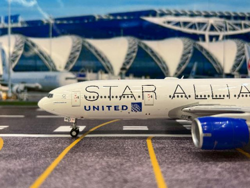 Gemini Jets 1:200 United 777-200ER N77022 Star Alliance G21380 [Width 33 Length 32 Height 8 cms] 5