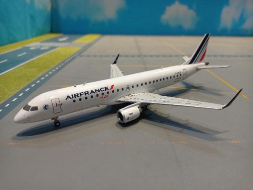 Gemini Jets G2959 1:200 Air France HOP E190-100STD F-HBLN [Width 14 Length 18 Height 5 cms]