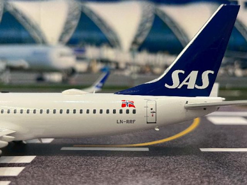JFox 1:200 SAS 737-700 LN-RRF JF7378050L [Width 18 Length 17 Height 6 cms] 4