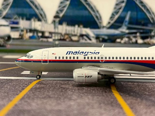 JC Wing 1:200 Malaysia Airlines B737-500 9M-MFH XX20254 [Width 14 Length 15.5 Height 4.5 cm] 5