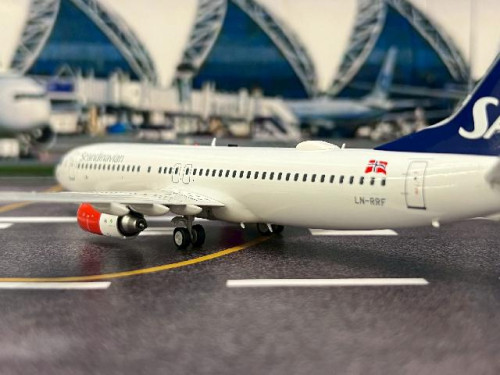 JFox 1:200 SAS 737-700 LN-RRF JF7378050L [Width 18 Length 17 Height 6 cms] 6