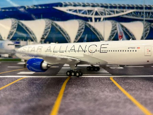 Gemini Jets 1:200 United 777-200ER N77022 Star Alliance G21380 [Width 33 Length 32 Height 8 cms] 8