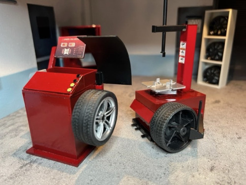 18RDACCESS1 1:18 Workshop Wheel Balancing Set Red 2