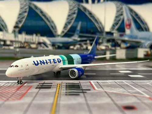 Gemini Jets 1:400 United Airlines B787-9 N24988 'SAF' GJ2333 5