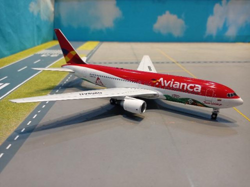 IF762AV1123SP 1:200 Avianca 767-200 N988AN [Width 23.5 Length 24 Height 7.5 cms] 1