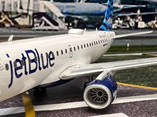 Gemini Jets 1:200 JetBlue ERJ-190-100IGW N323JB “Only Blue”G21335 [Width 14 Length 18.5 Height 5 cm] 6