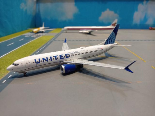 G21086 1:200 United 737 MAX 8 N27261 Being United [Width 18 Length 18.5 Height 6 cms]
