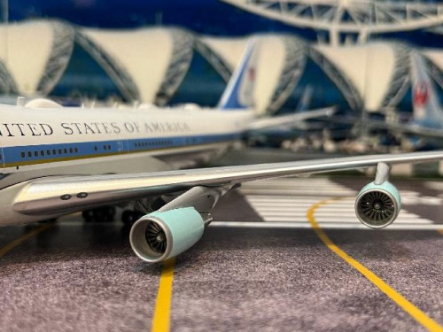 Inflight 1:200 USAF VC-25A #28000t IFVC25A1126P [Width 30 Length 35 Height 10 cm] 7