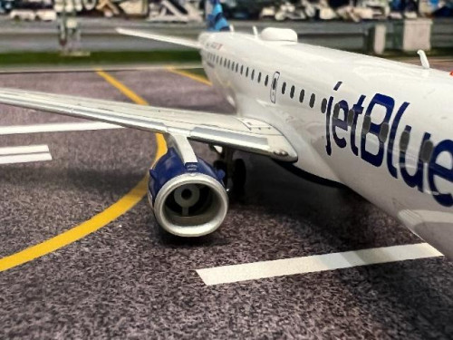 Gemini Jets 1:200 JetBlue ERJ-190-100IGW N323JB “Only Blue”G21335 [Width 14 Length 18.5 Height 5 cm] 7