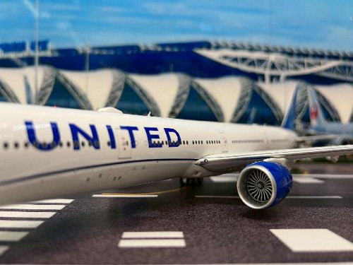 Inflight 1:200 United 777-300ER N2251U IF773UA0725 [Width 33 Length 37 Height 8 cms] 5