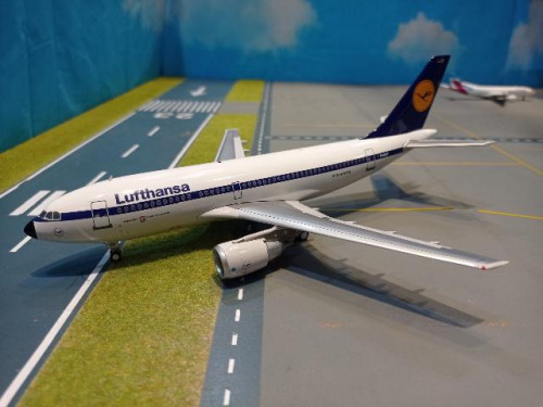 JFox: JFA3102001 1:200 Lufthansa A310-203 D-AICF [Width 22 Length 23 Height 8 cms]