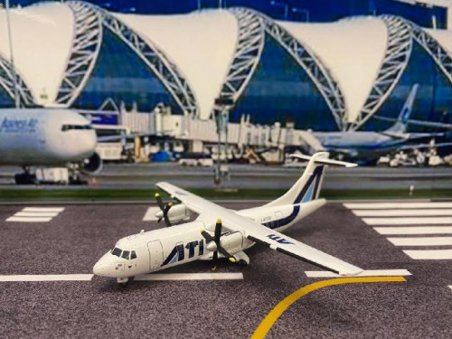 Herpa Wings HW572668 1:200 ATI Italiani ATR-42-300 I-ATRF [Width 12.5 Length 11.5 Height 3.5 cms]