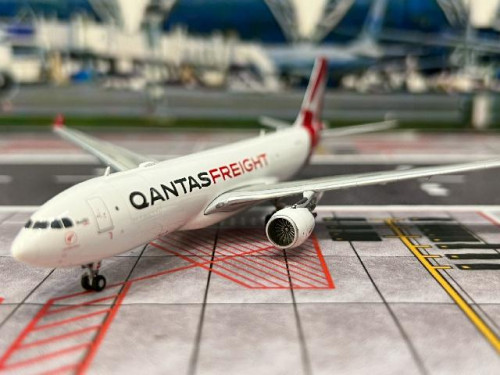 JCWings 1:400 Qantas Freight A330-200P2F VH-EBE XX40247 [Width 15 Length 15 Height 4 cm] 7