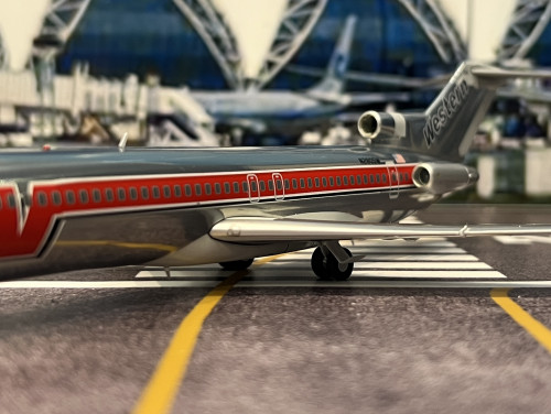 Gemini Jets 1:200 Western 727-200 N2805W ”Bud Light” G2494 [Width 16 Length 23 Height 5 cm] 8