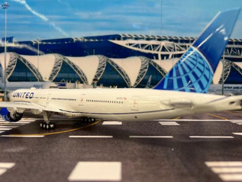 Inflight 1:200 United 777-300ER N2251U IF773UA0725 [Width 33 Length 37 Height 8 cms] 6