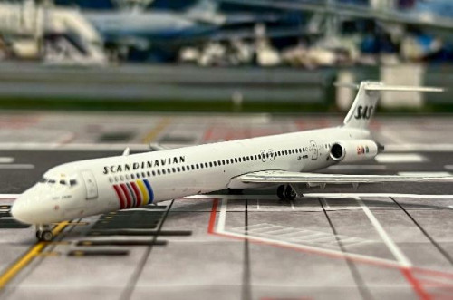 Phoenix 1:400 SAS MD-82 LN-RMN PH12056 [Width 8 Length 11.5 Height 2 cm] 7