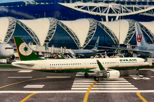 JCWings 1:200 EVA A321 B-16216 LH2095 [Width 17.5 Length 22 Height 6 cm] 3