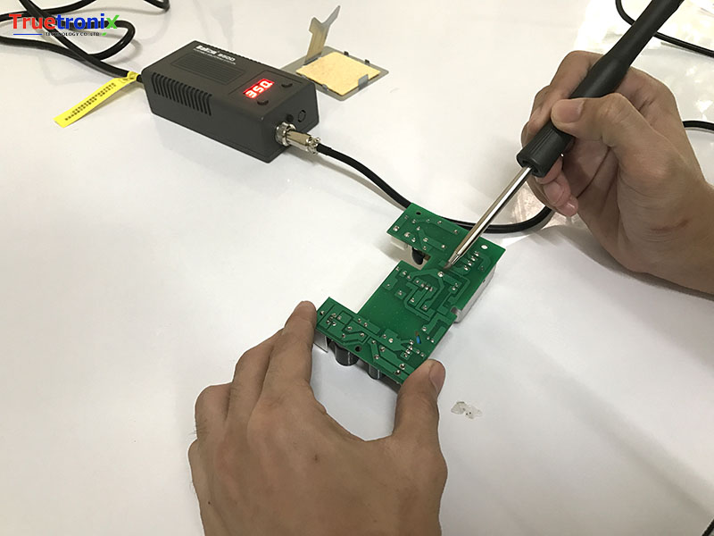 หัวแร้งปรับอุณหภูมิขนาดพกพา Mini soldering iron station BK950D 4