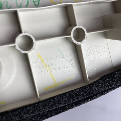 ford focus mk3 5D 2012 -2015 พลาสติคที่ฝาท้ายด้านใน 4