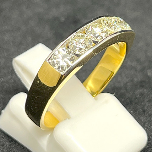 แหวนทองคำประดับเพชรแท้เจียรไนน้ำขาวไฟดี จำนวน 5 เม็ด น้ำหนักรวม 1.01 กะรัต