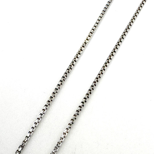 White gold pendant decorated with diamonds, main stone size 0.11 carat, secondary stones total 0.22 3