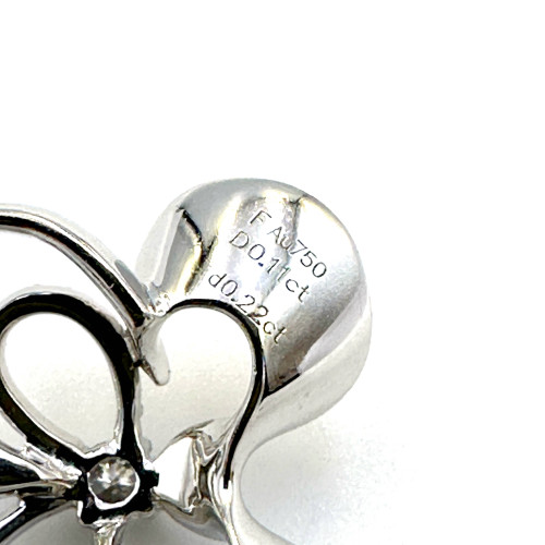 White gold pendant decorated with diamonds, main stone size 0.11 carat, secondary stones total 0.22 8