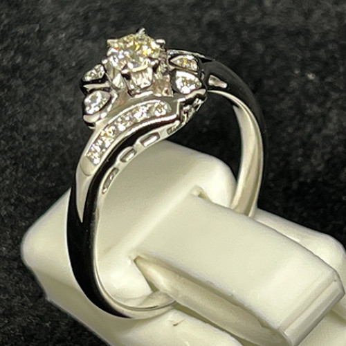 แหวนทองคำขาวประดับเพชรแท้น้ำขาวเม็ดเดี๋ยวขนาด 0.18 กะรัต เม็ดรอง 14 เม็ด รวมน้ำหนัก 0.16 กะรัต 4