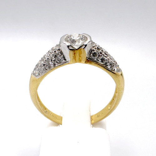 แหวนทองคำฝังเพชรแท้เม็ดหลักขนาด 0.30 กะรัต เม็ดลองขนาด 0.40 กะรัต ตัวเรือนทอง 90 น้ำหนักทองรวม 3 กร 2