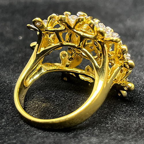 แหวนทองคำรูปทรงช่อดอกไม้ประดับเพชรแท้ 70 เม็ด รวมน้ำหนัก 2.20 กะรัต ตัวเรือนทองคำ 18k น้ำหนักรวม 12. 3