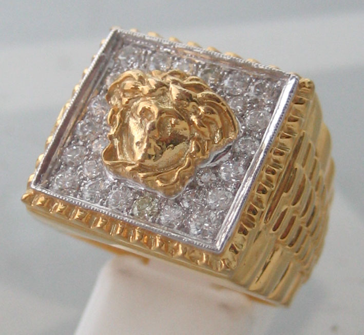 แหวนทองคำทรงโรเล็กซ์ฝังเพชรแท้ รวมน้ำหนัก 0.70 กะรัต ประดับสัญลักษณ์เมดูซ่า ตัวเรือนทอง 90 น้ำหนักท