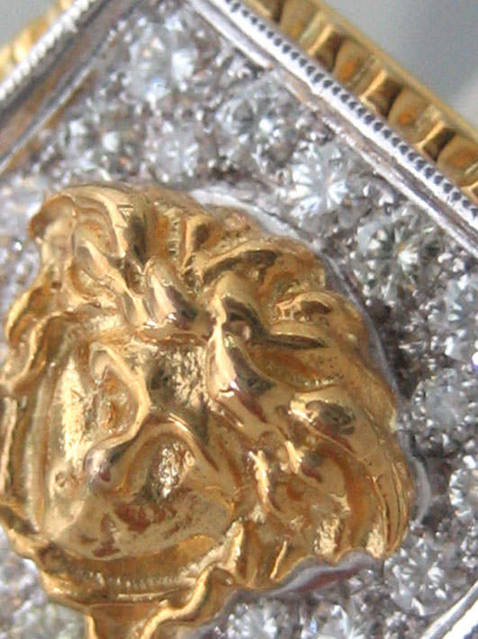 แหวนทองคำทรงโรเล็กซ์ฝังเพชรแท้ รวมน้ำหนัก 0.70 กะรัต ประดับสัญลักษณ์เมดูซ่า ตัวเรือนทอง 90 น้ำหนักท 1