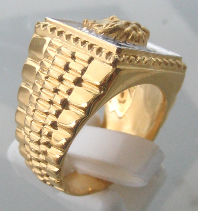 แหวนทองคำทรงโรเล็กซ์ฝังเพชรแท้ รวมน้ำหนัก 0.70 กะรัต ประดับสัญลักษณ์เมดูซ่า ตัวเรือนทอง 90 น้ำหนักท 2