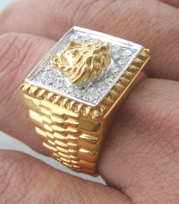 แหวนทองคำทรงโรเล็กซ์ฝังเพชรแท้ รวมน้ำหนัก 0.70 กะรัต ประดับสัญลักษณ์เมดูซ่า ตัวเรือนทอง 90 น้ำหนักท 4