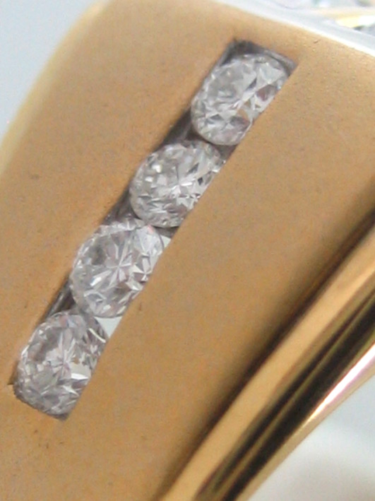 แหวนทองคำประดับเพชรแท้เม็ดหลักขนาด 0.10x4 กะรัต เม็ดรองขนาด 0.025x8 กะรัต น้ำขาว 96 เบลเยี่ยมคัตไฟดี 2