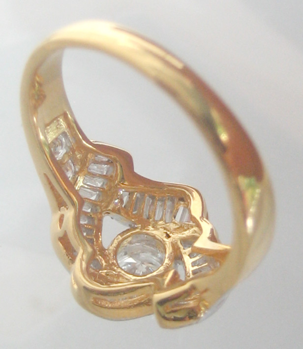 แหวนทองคำประดับเพชรแท้เม็ดหลักรูปทรงเกสรขนาด 0.40 กะรัต เม็ดรอง ขนาด 0.05x4 กะรัต เพชรบาร์เก็ตรวมน้ำ 3
