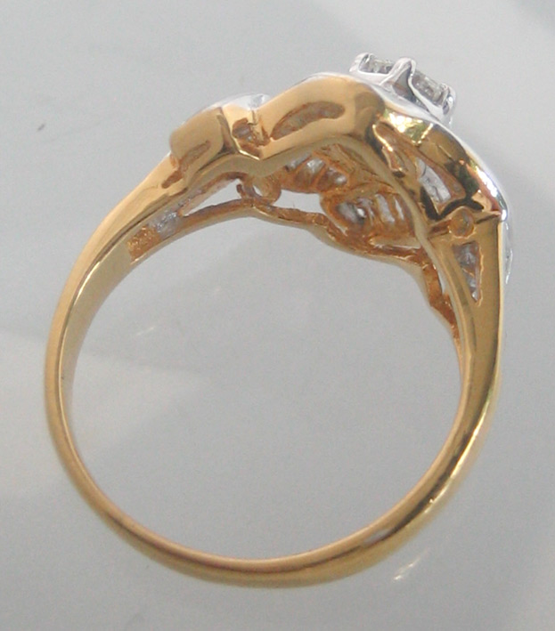 แหวนทองคำประดับเพชรแท้เม็ดหลักรูปทรงเกสรขนาด 0.40 กะรัต เม็ดรอง ขนาด 0.05x4 กะรัต เพชรบาร์เก็ตรวมน้ำ 4