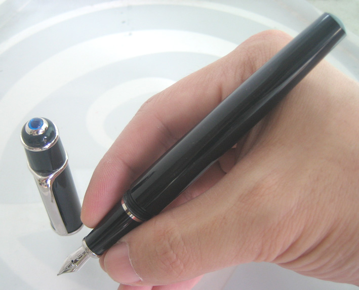 ปากกาหมึกซึม cartier stylo plume diabolo ปากทองขาว 18k (750) ตัวด้ามอครีลิคดำแข็งประดับชุดเหน็บเคลือ 7
