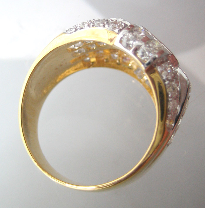 แหวนทองคำประดับเพชรแท้เม็ดหลักขนาด 0.14x4 กะรัต เม็ดรองขนาด 0.04x32 กะรัต เม็ดย่อยรวมน้ำหนัก 0.80 กะ 5